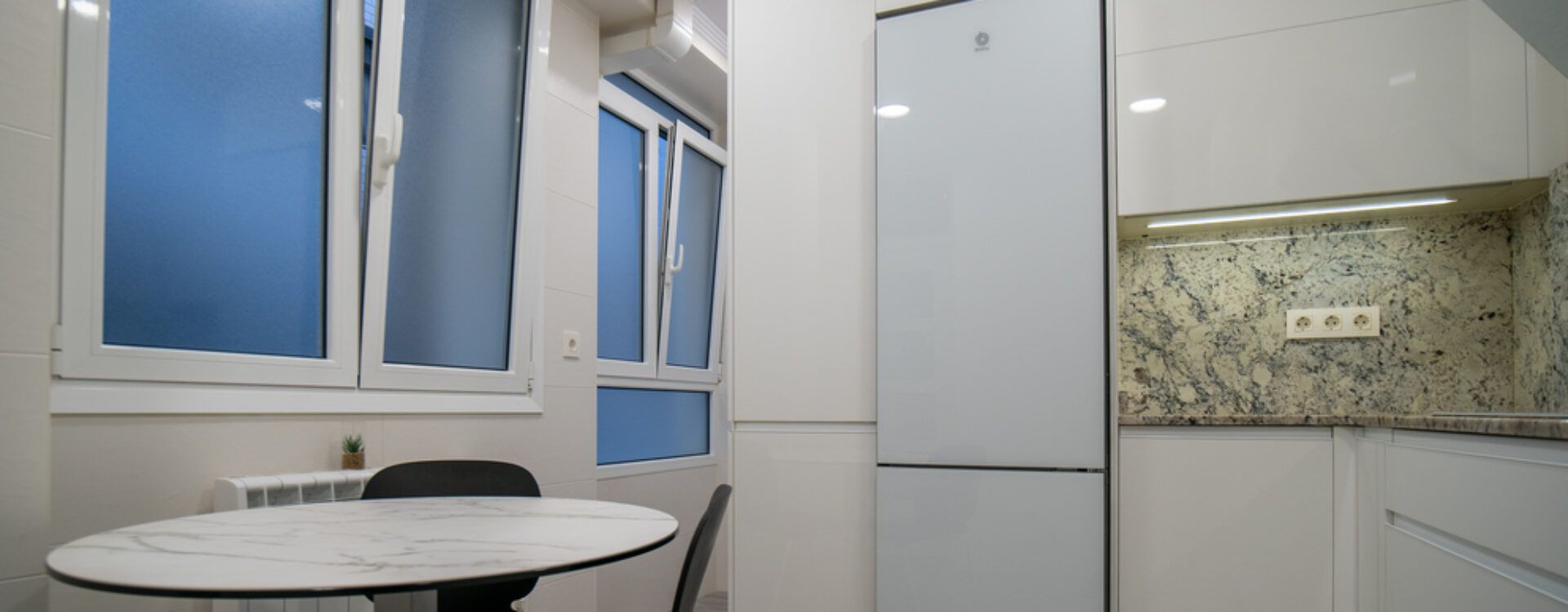 Cocina blanca moderna en forma de L Suarco