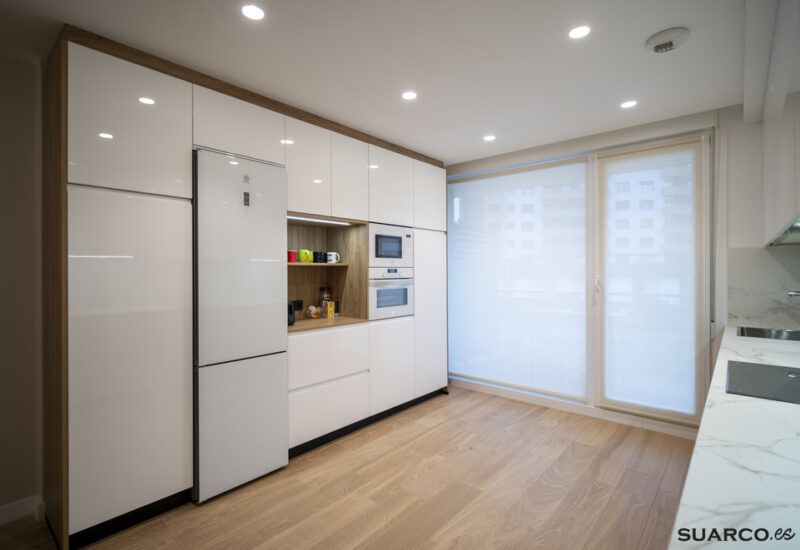 Cocina blanca y madera en dos frentes Suarco