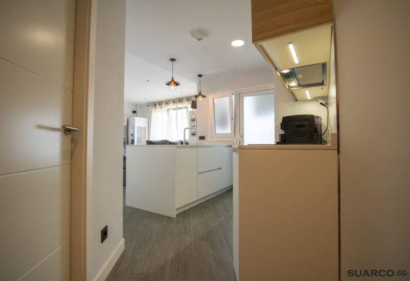 Cocina estilo nórdico abierta al salón. Cocinas Suarco