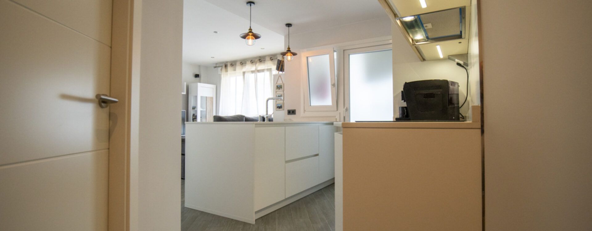 Cocina estilo nórdico abierta al salón. Cocinas Suarco