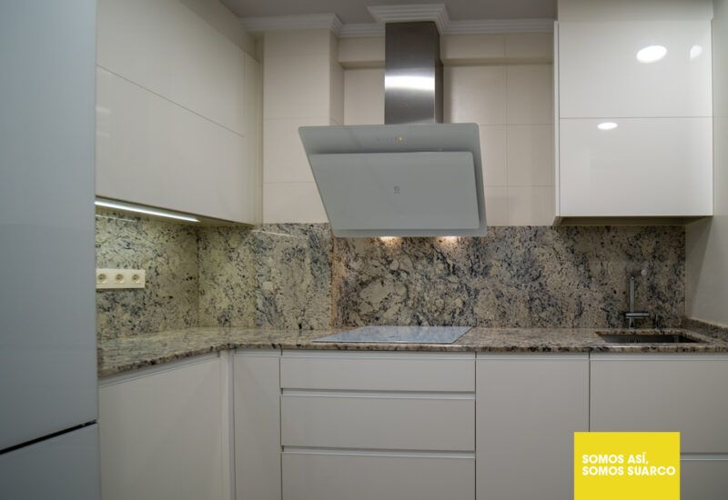 Cocina blanca moderna en forma de L Suarco