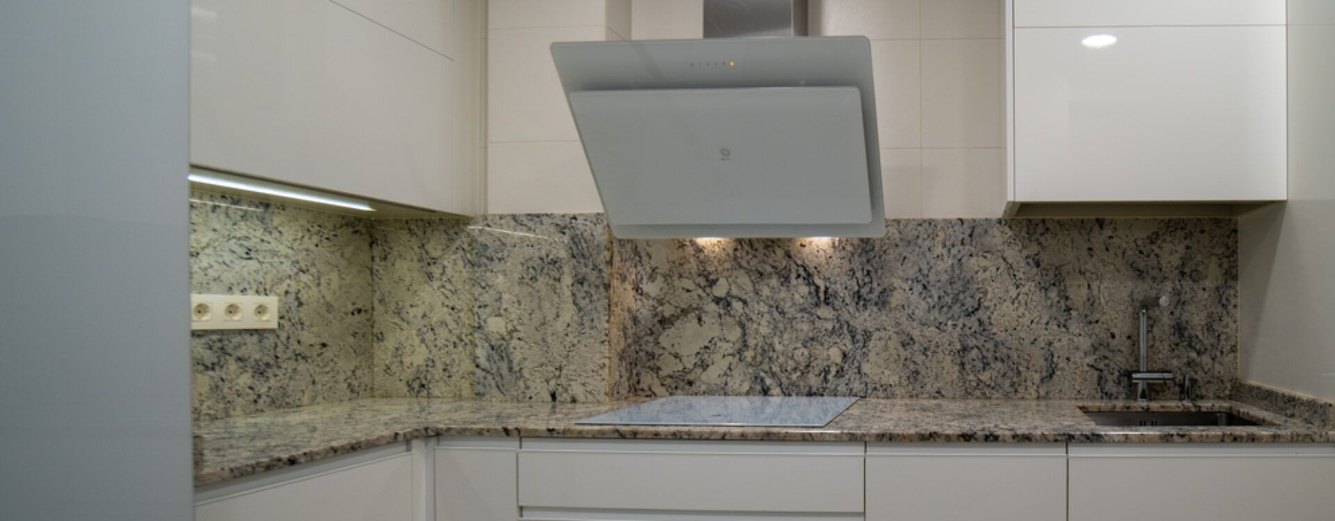 Cocina blanca moderna en forma de L Suarco