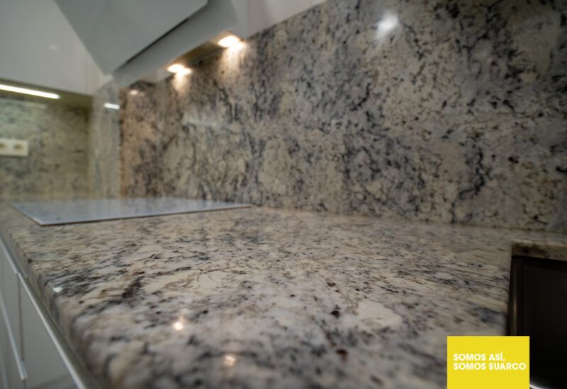 Cocina blanca moderna en forma de L Suarco