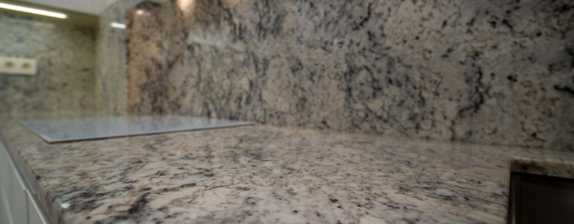 Cocina blanca moderna en forma de L Suarco