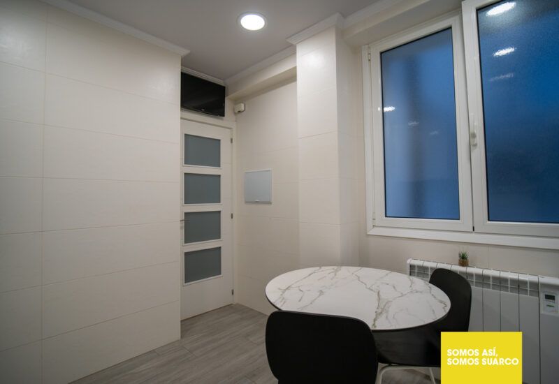Cocina blanca moderna en forma de L Suarco
