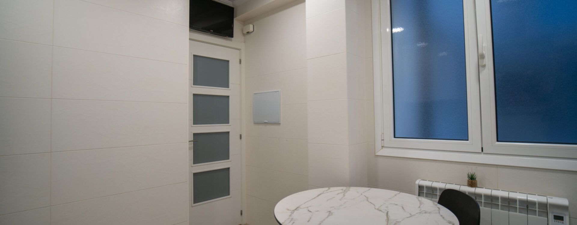 Cocina blanca moderna en forma de L Suarco