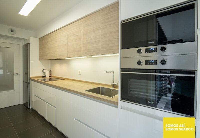 Cocina pequeña y estrecha Suarco