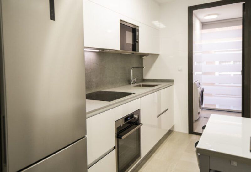 Cocina pequeña blanca. Cocinas Suarco