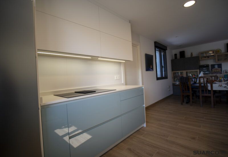 Cocina blanca y verde en dos frentes Suarco
