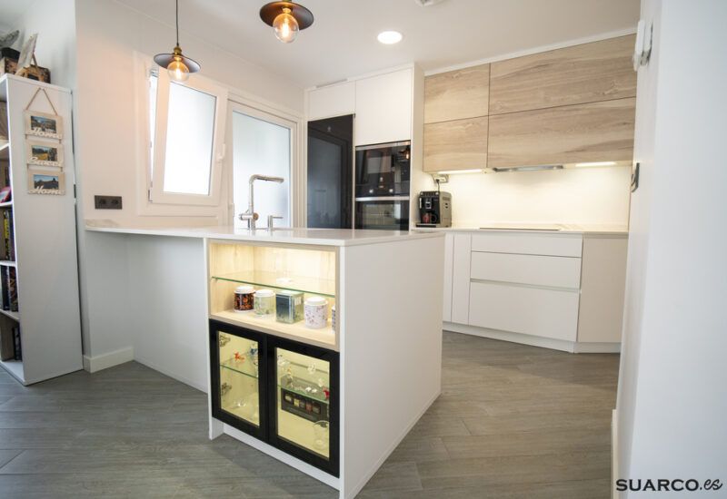 Cocina estilo nórdico abierta al salón. Cocinas Suarco