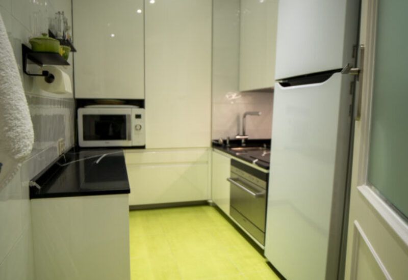 Cocina pequeña blanca. Cocinas Suarco