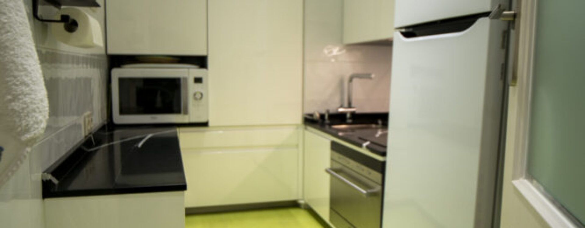 Cocina pequeña blanca. Cocinas Suarco