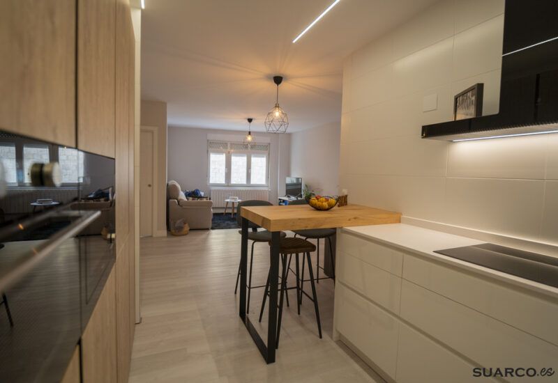 Cocina pequeña en forma de U. Cocinas Suarco
