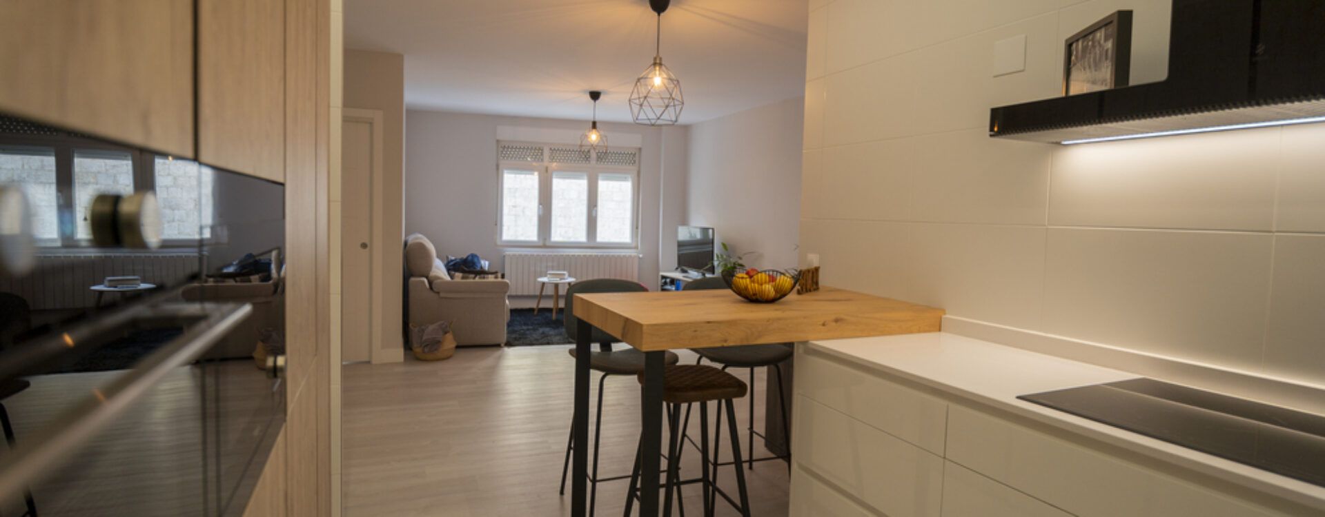 Cocina pequeña en forma de U. Cocinas Suarco