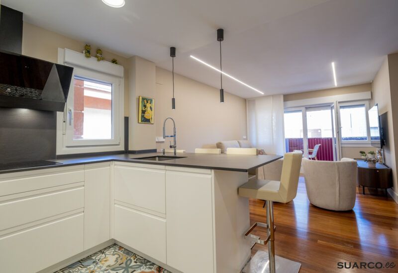Reforma de cocina abierta al salón. Cocinas Suarco
