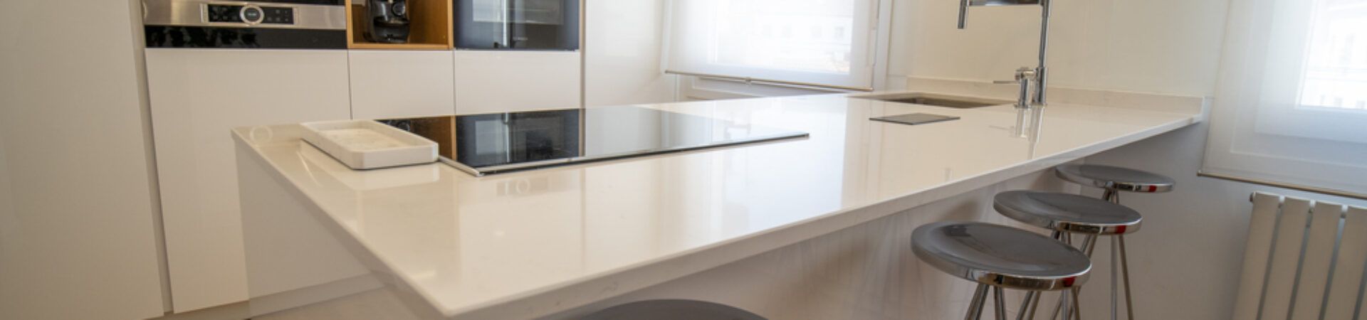 Cocina con península abierta al salón Suarco