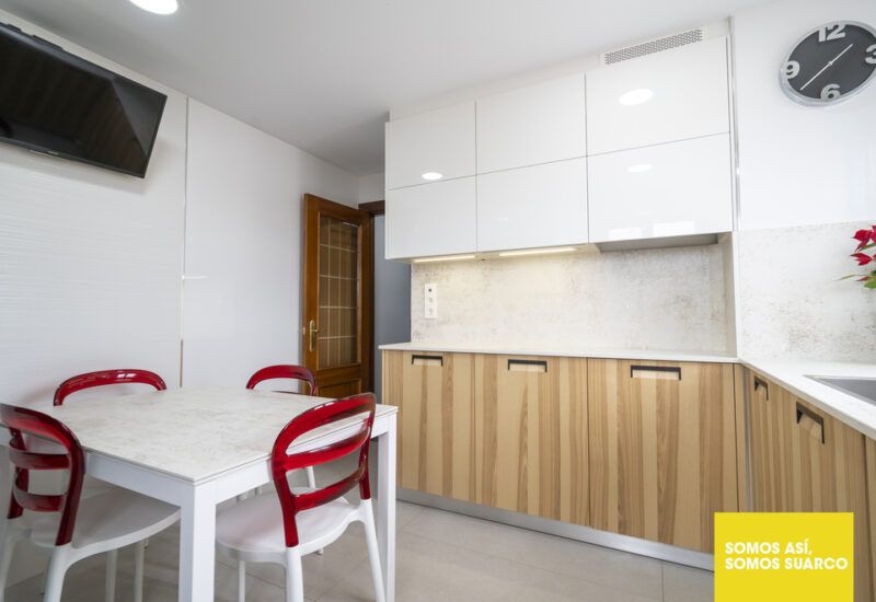 Cocina en Forma de L Blanca y Madera Suarco