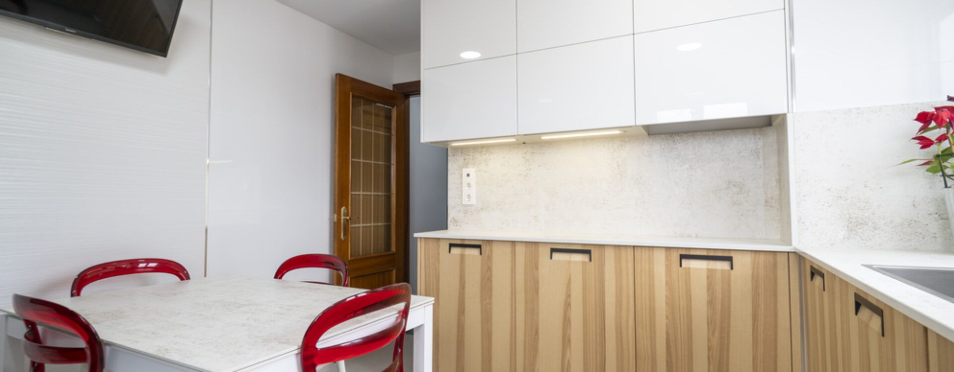 Cocina en Forma de L Blanca y Madera Suarco