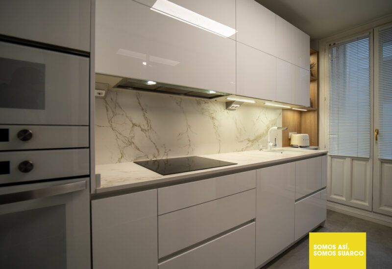 Cocina pequeña abierta blanca Suarco