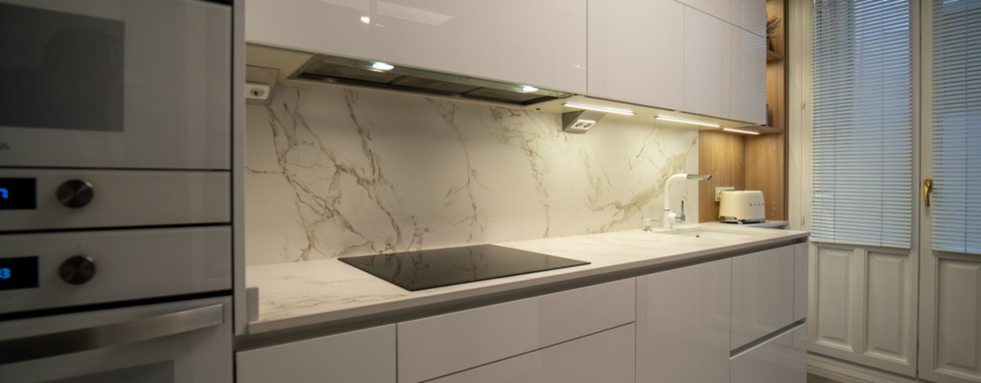 Cocina pequeña abierta blanca Suarco