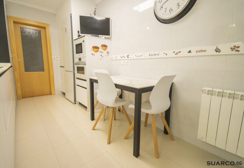 Cocina blanca en dos frentes. Cocinas Suarco