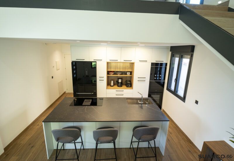 Cocina abierta al salón con isla. Cocinas Suarco