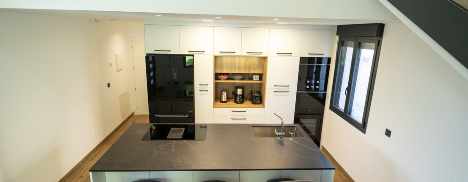 Cocina abierta al salón con isla. Cocinas Suarco