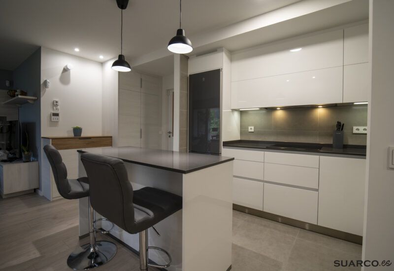 Cocina integrada al salón con isla Suarco
