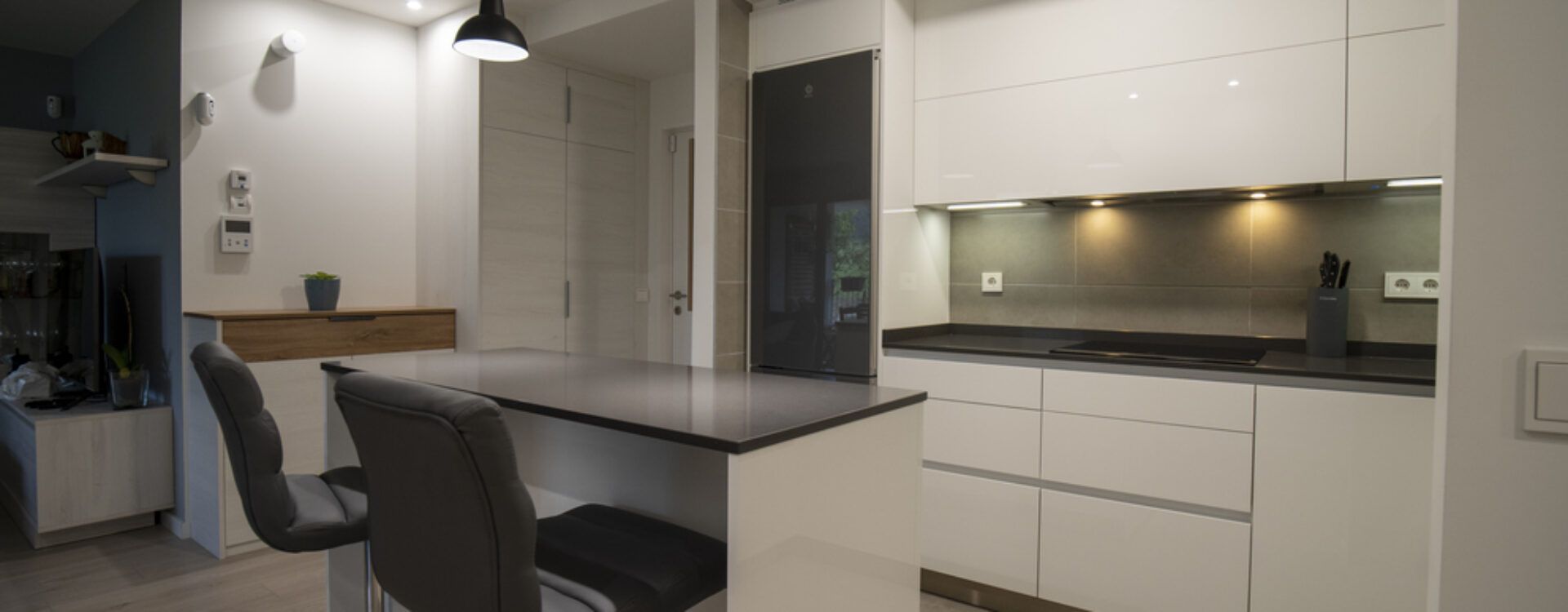 Cocina integrada al salón con isla Suarco