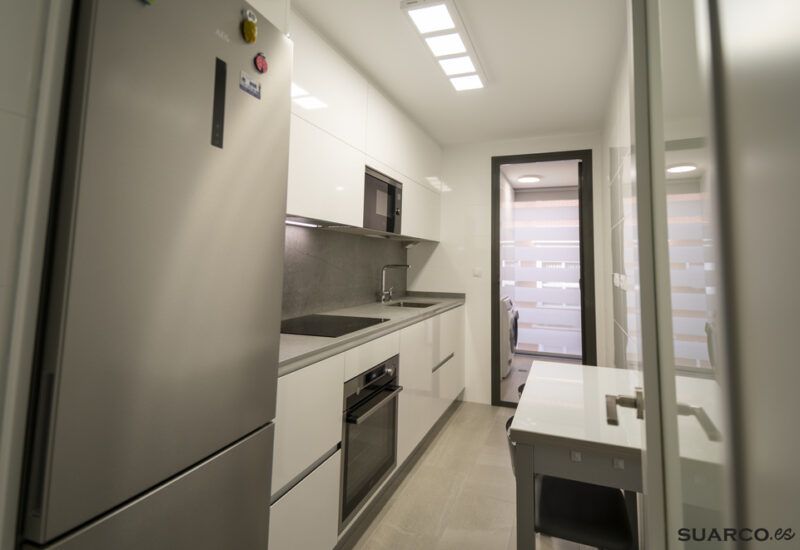 Cocina pequeña blanca. Cocinas Suarco