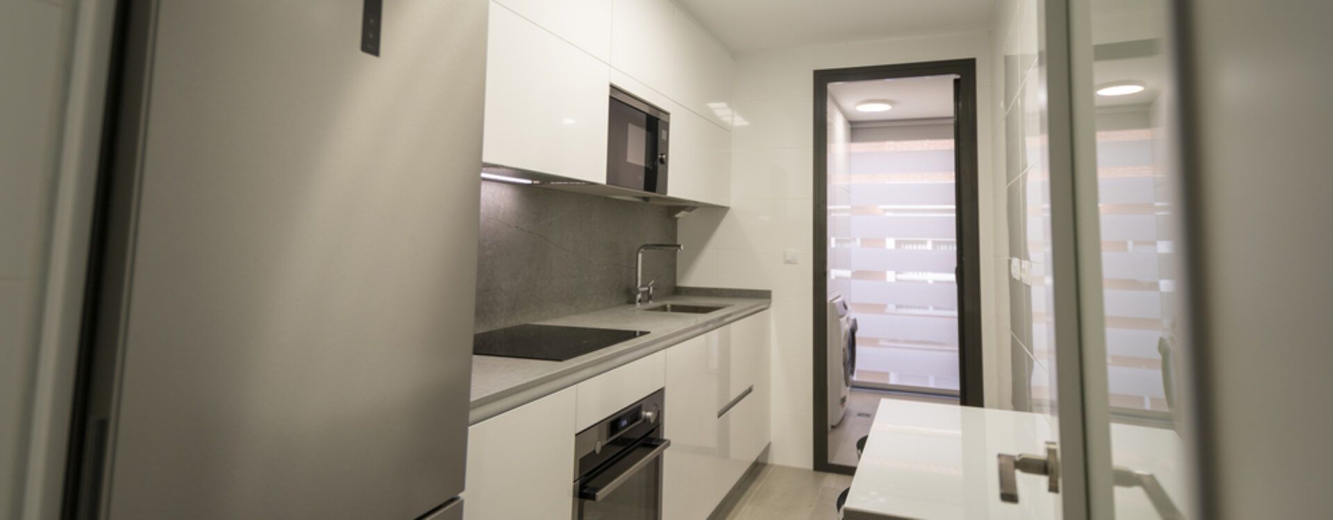 Cocina pequeña blanca. Cocinas Suarco