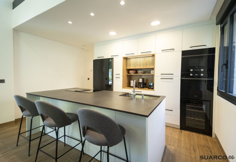 Cocina abierta al salón con isla. Cocinas Suarco