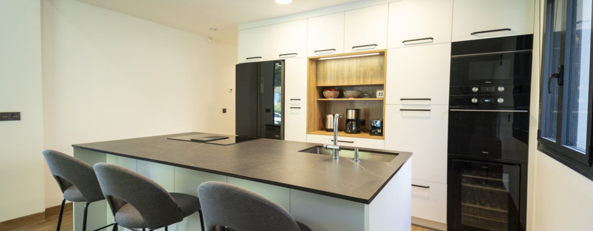Cocina abierta al salón con isla. Cocinas Suarco