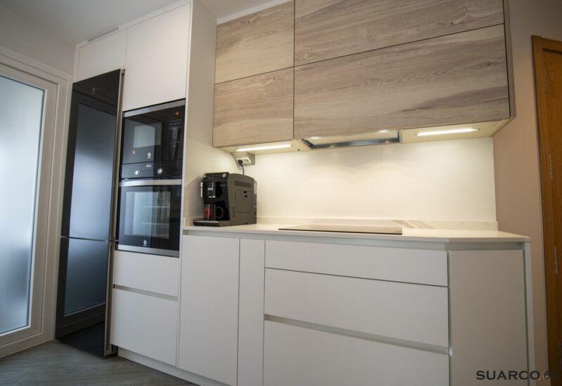 Cocina estilo nórdico abierta al salón. Cocinas Suarco