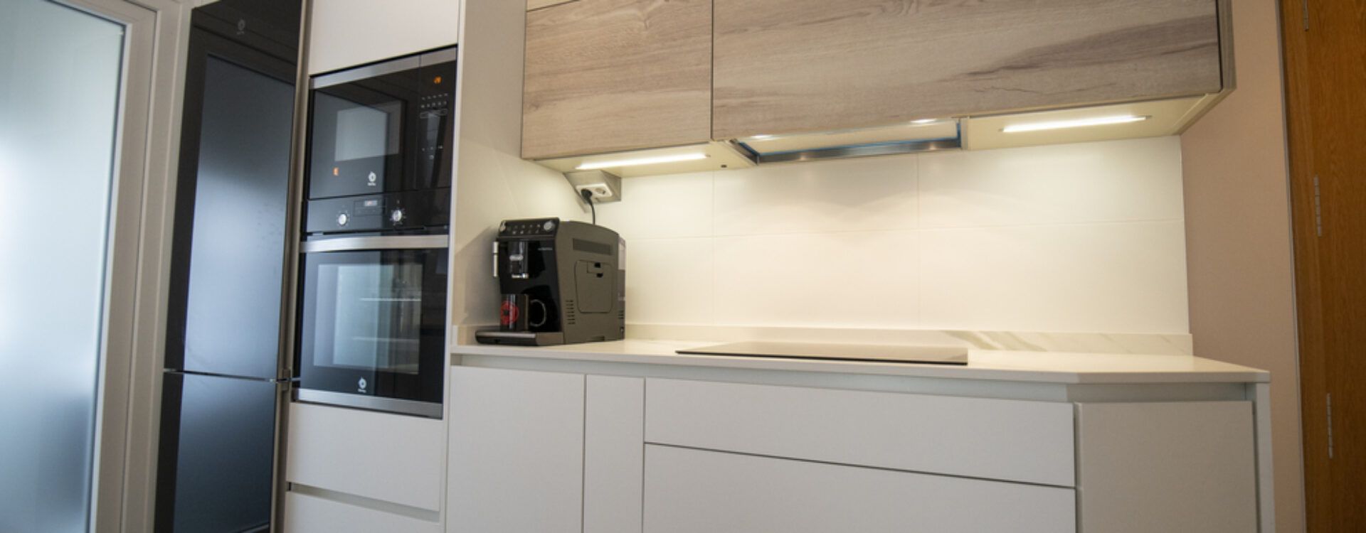 Cocina estilo nórdico abierta al salón. Cocinas Suarco