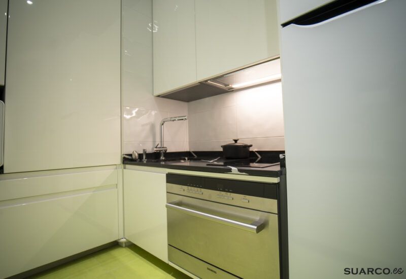 Cocina pequeña blanca. Cocinas Suarco