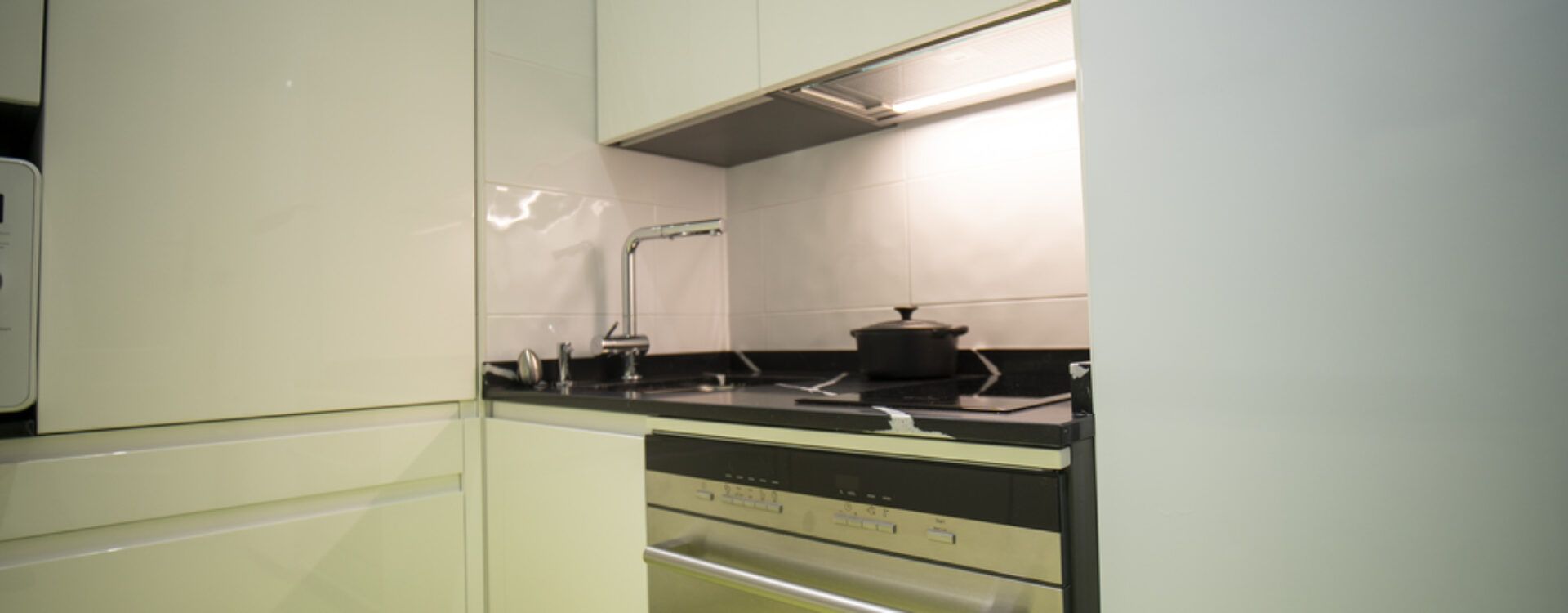 Cocina pequeña blanca. Cocinas Suarco