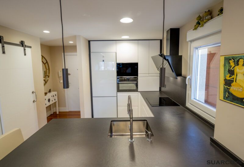Reforma de cocina abierta al salón. Cocinas Suarco