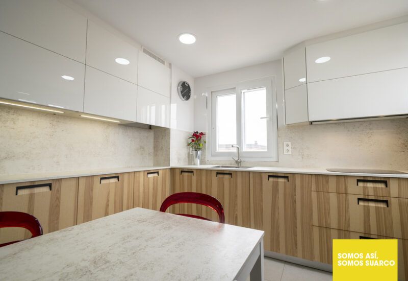 Cocina en Forma de L Blanca y Madera Suarco