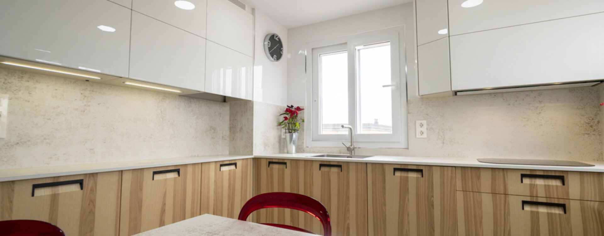 Cocina en Forma de L Blanca y Madera Suarco