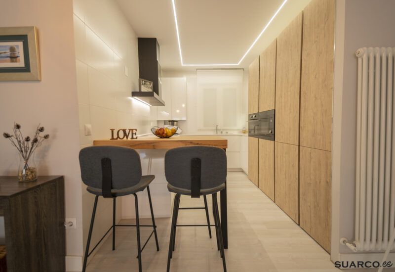 Cocina pequeña en forma de U. Cocinas Suarco
