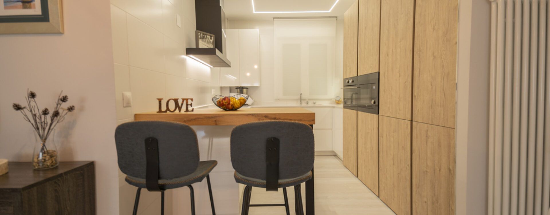 Cocina pequeña en forma de U. Cocinas Suarco