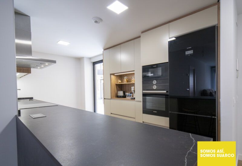 cocina blanca y madera abierta al salón suarco