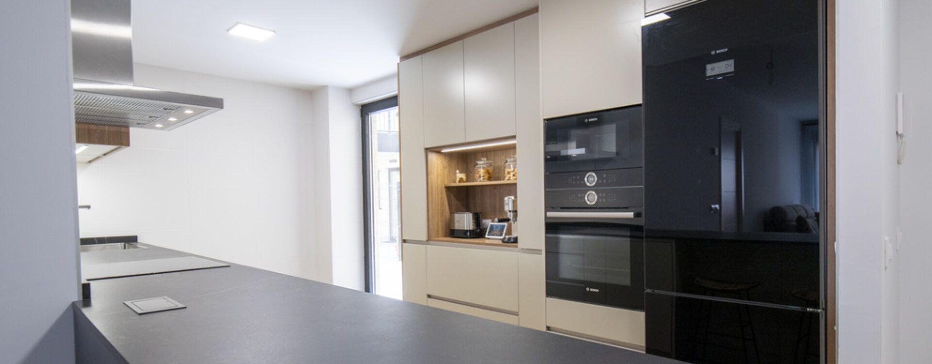 cocina blanca y madera abierta al salón suarco