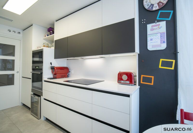 Cocina blanca y negra en dos frentes Suarco