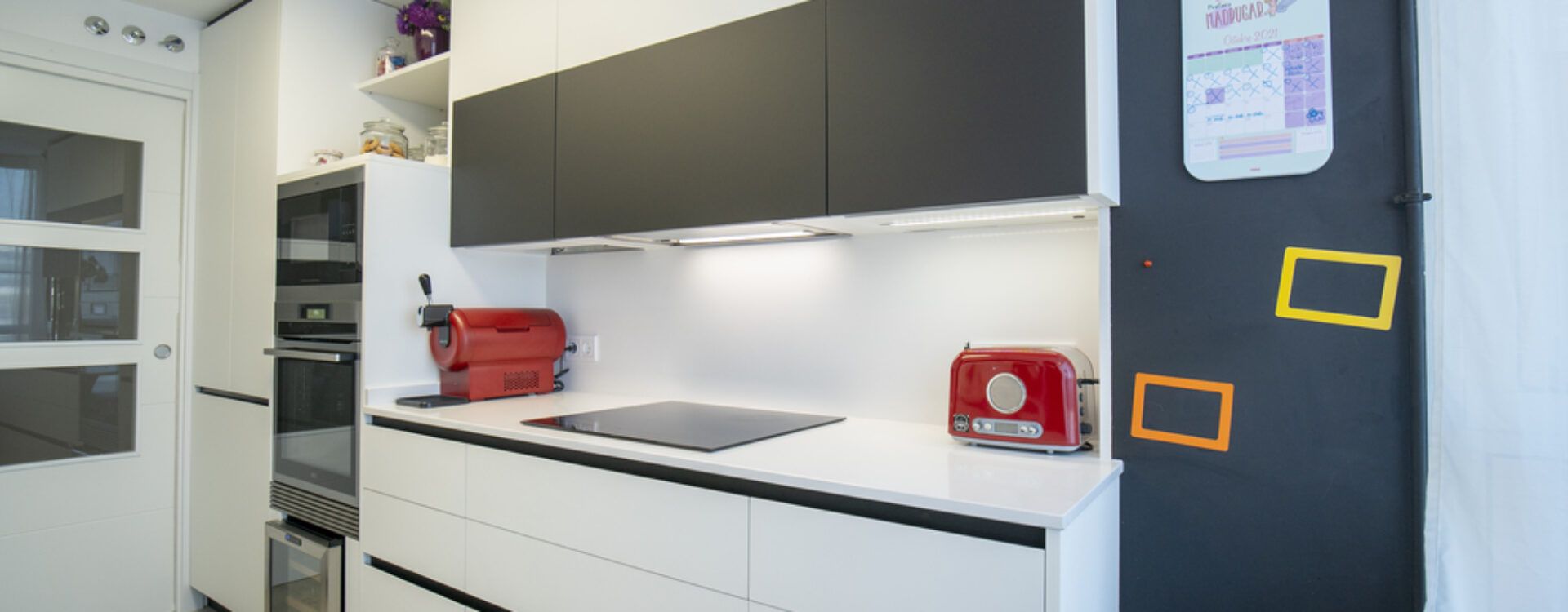 Cocina blanca y negra en dos frentes Suarco