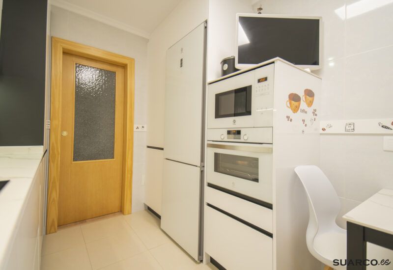Cocina blanca en dos frentes. Cocinas Suarco