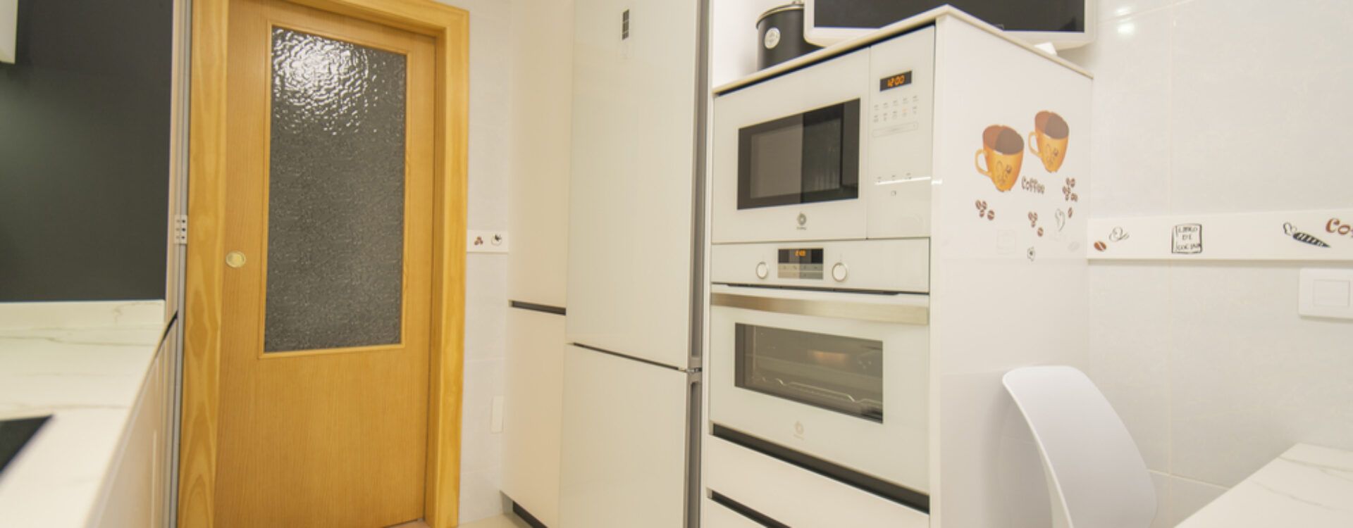 Cocina blanca en dos frentes. Cocinas Suarco