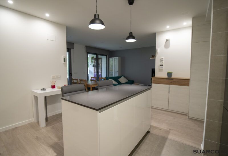 Cocina integrada al salón con isla Suarco