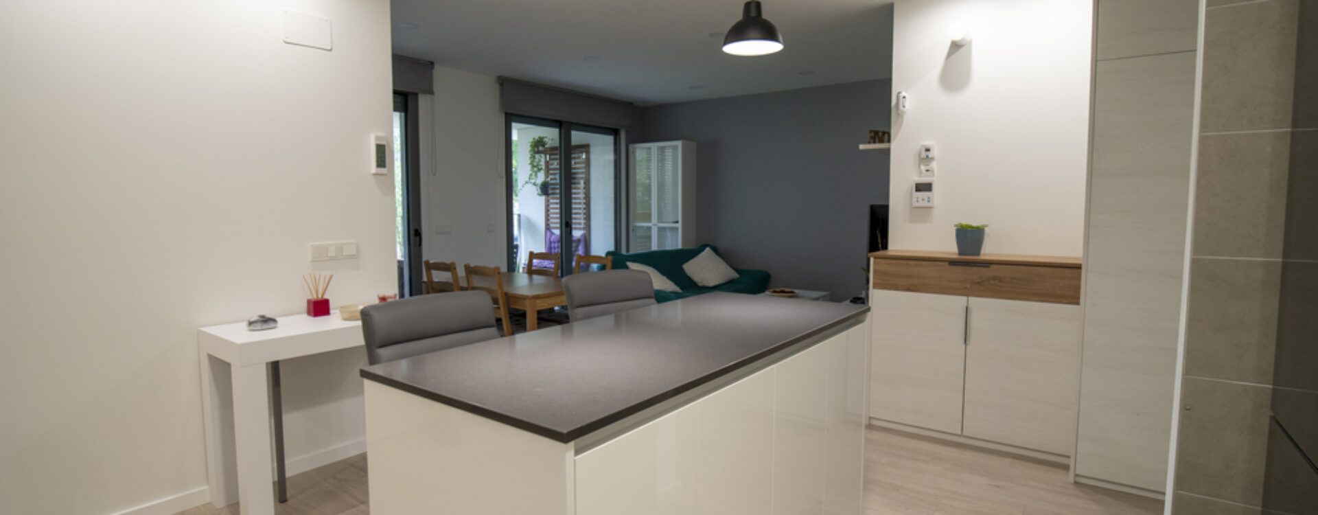 Cocina integrada al salón con isla Suarco